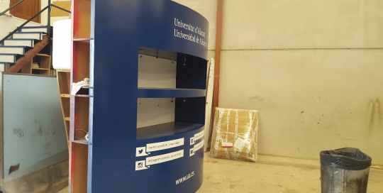 Mueble expositor azul NCS